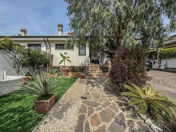casa indipendente in vendita a Roma in zona Ostia