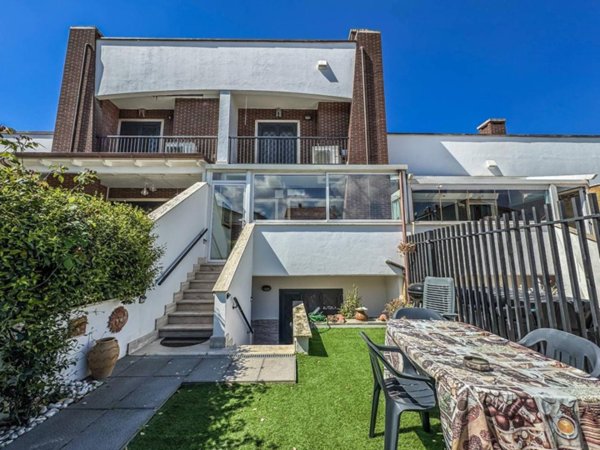 casa indipendente in vendita a Roma in zona Infernetto