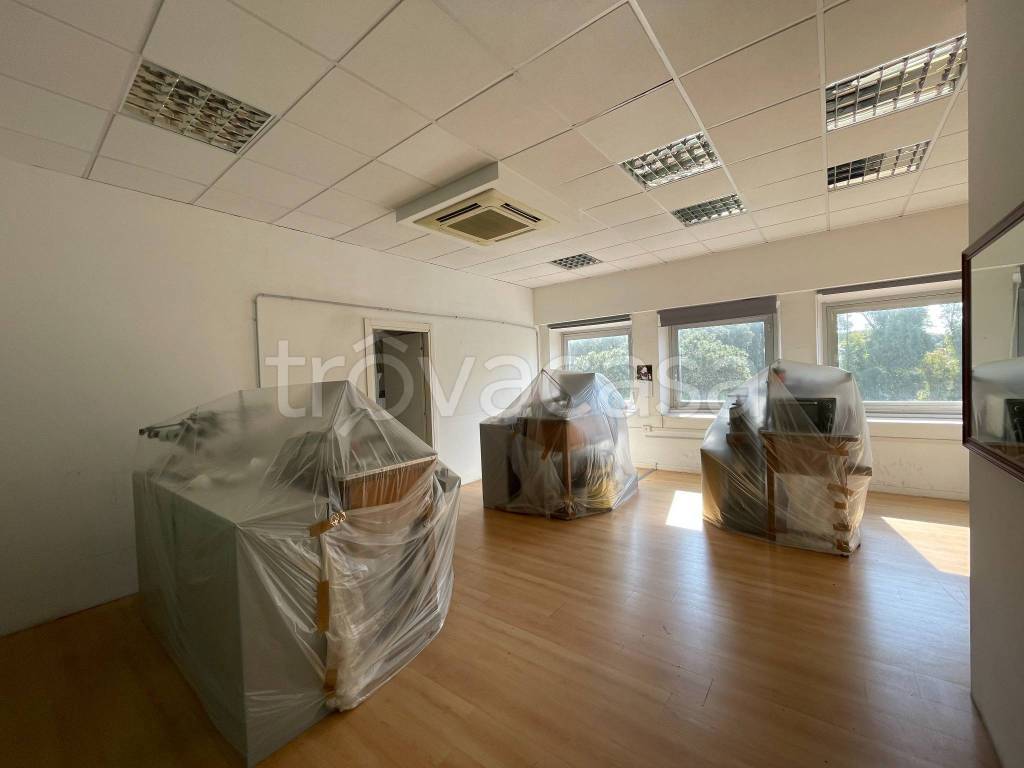 negozio in vendita a Roma in zona Casal Palocco