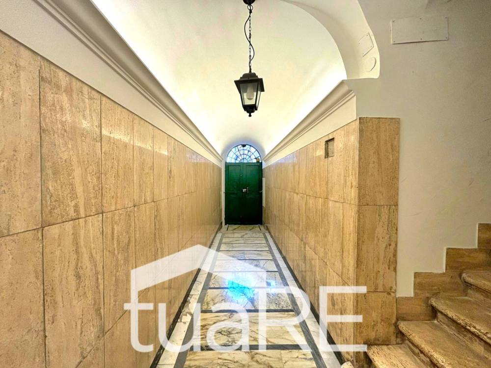 locale di sgombero in vendita a Roma in zona Trevi-Colonna