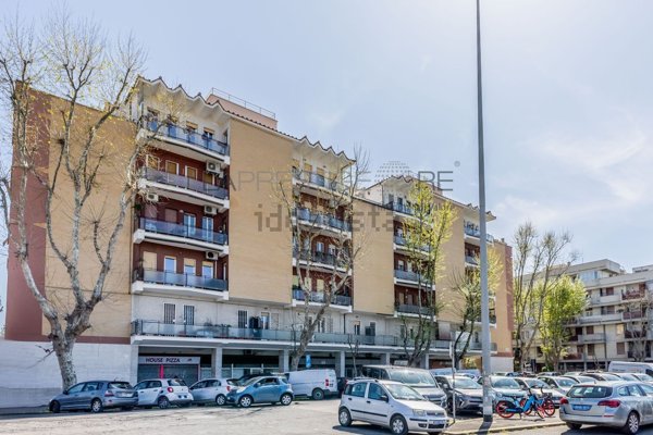 locale commerciale in vendita a Roma in zona Ostia