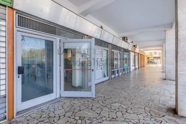 locale commerciale in vendita a Roma in zona Ostia