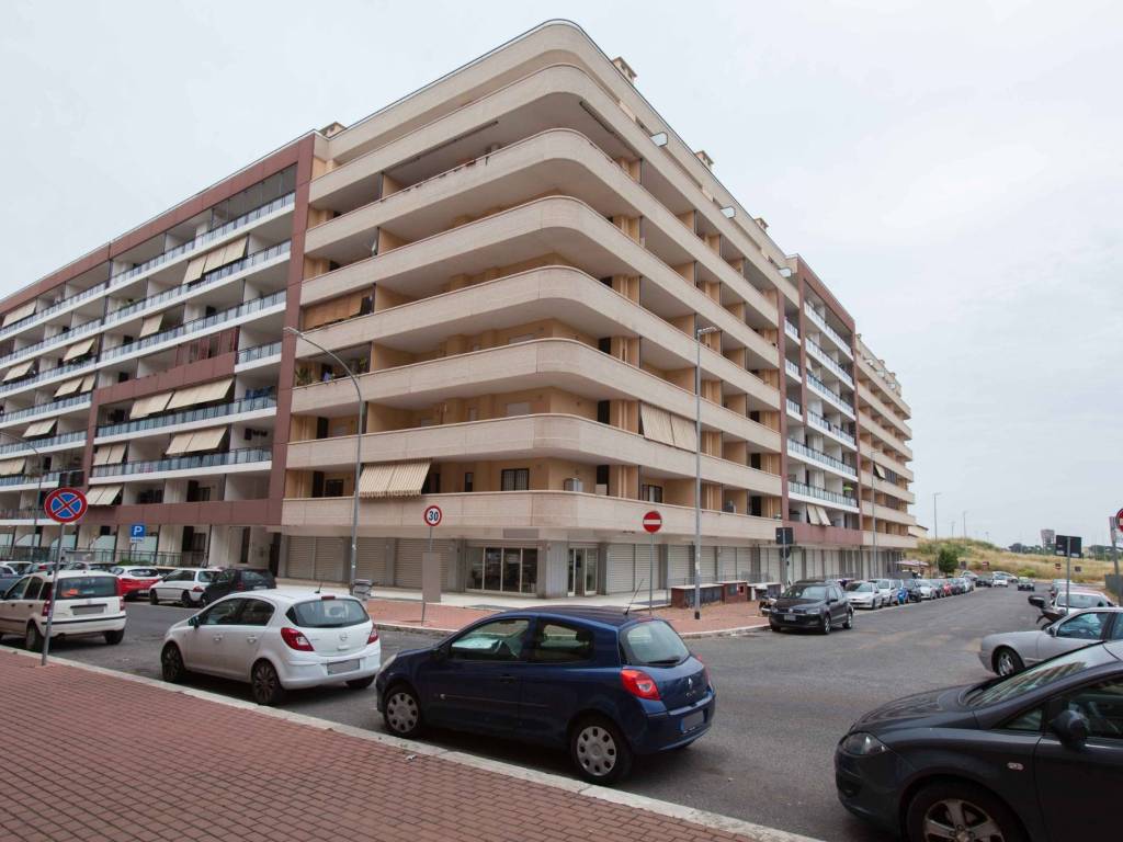negozio in vendita a Roma in zona Fonte Laurentina