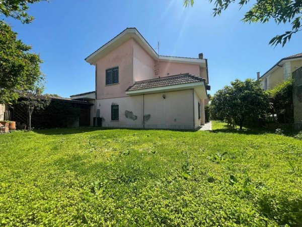 casa indipendente in vendita a Roma in zona Ostia Antica