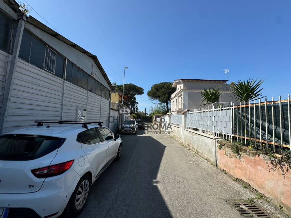 capannone in vendita a Roma in zona Tuscolano