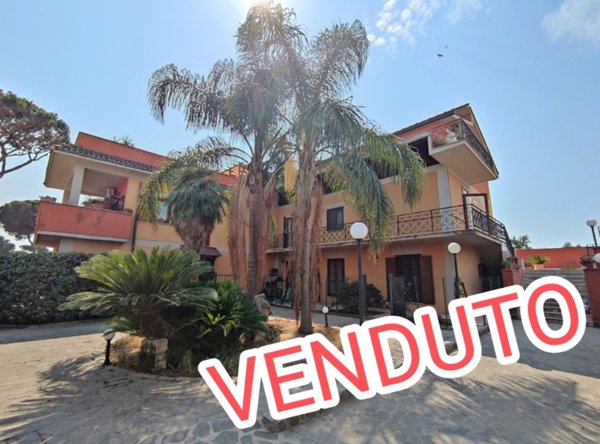 appartamento in vendita a Roma in zona Ostia Antica