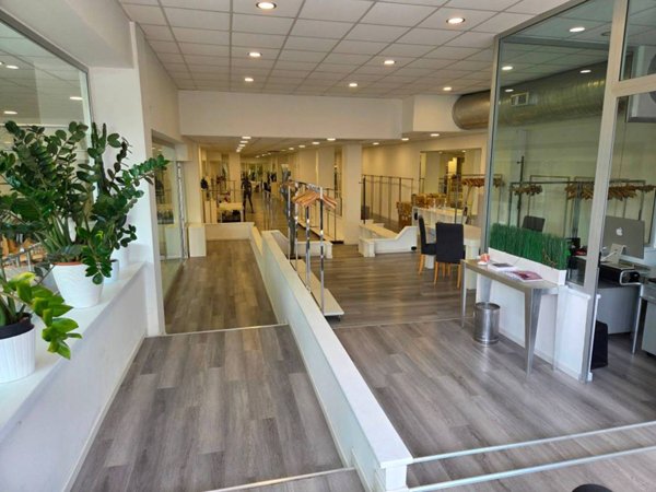 negozio in vendita a Roma in zona Tomba di Nerone