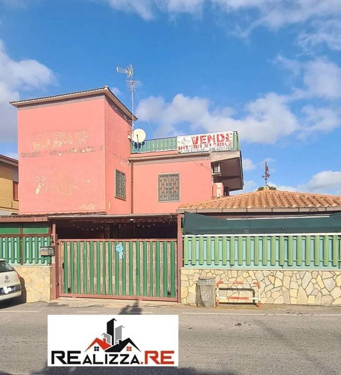 ufficio in vendita a Roma in zona Finocchio