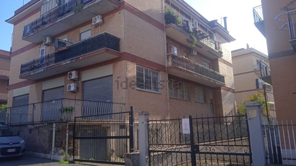 locale commerciale in vendita a Roma in zona Cinquina