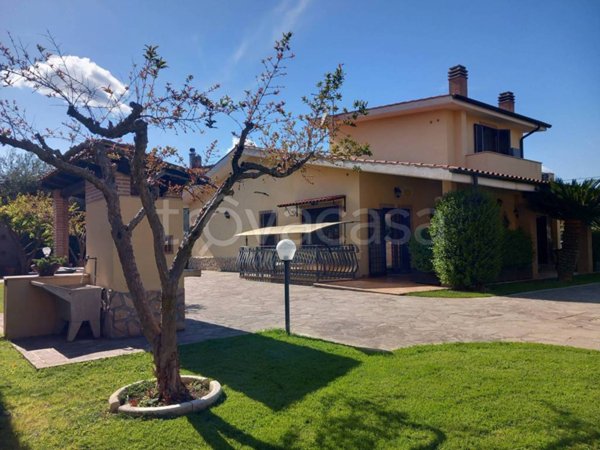 casa indipendente in vendita a Roma in zona Lunghezza