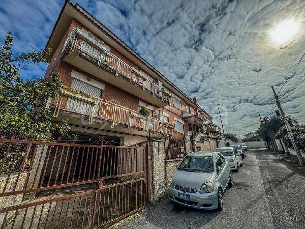 locale commerciale in vendita a Roma in zona Acilia