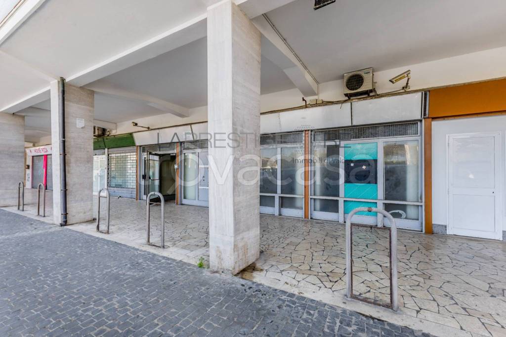 negozio in vendita a Roma in zona Ostia