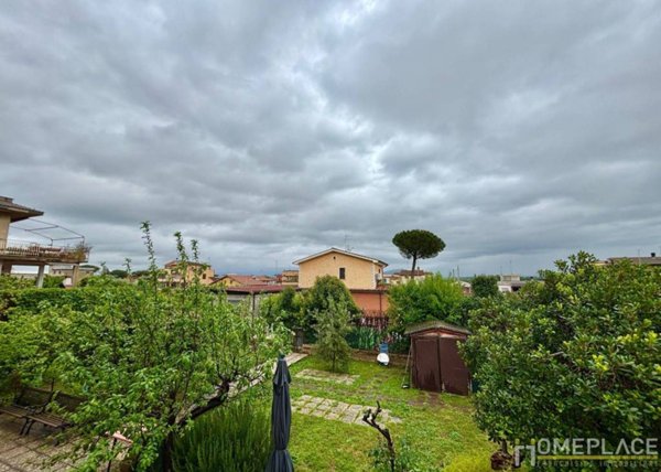 appartamento in vendita a Roma in zona Lago Regillo