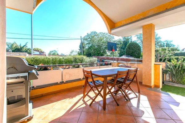 casa indipendente in vendita a Roma in zona Infernetto
