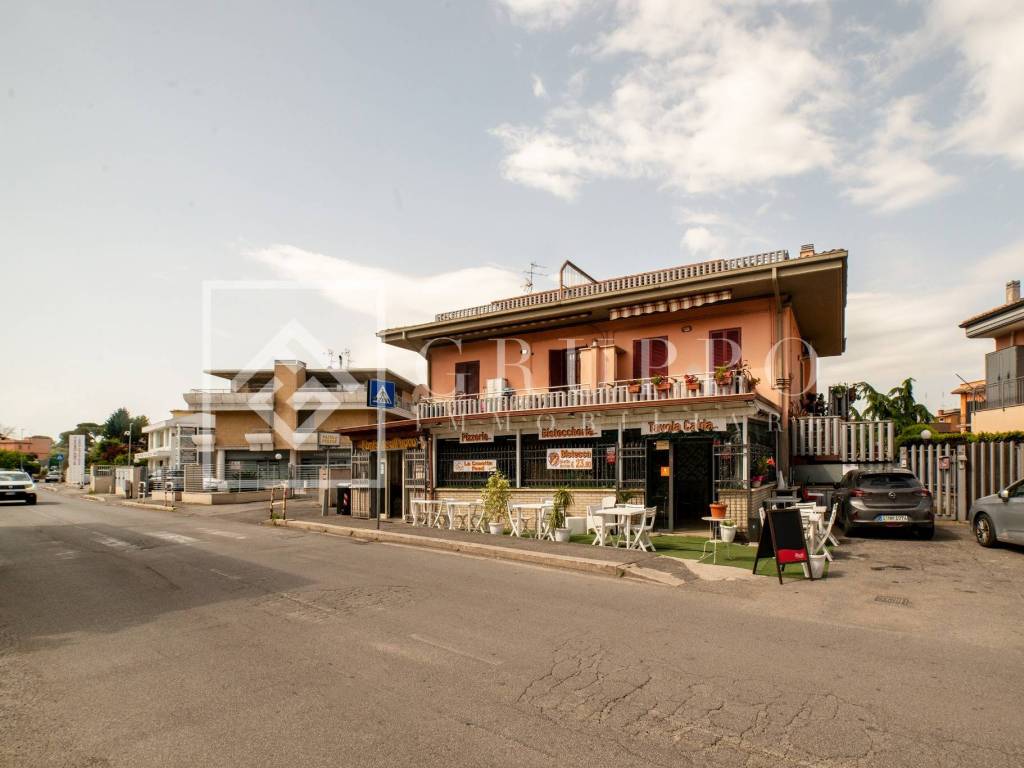 negozio in vendita a Roma in zona Finocchio