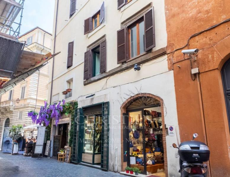 appartamento in vendita a Roma in zona Parione/Sant'Eustachio