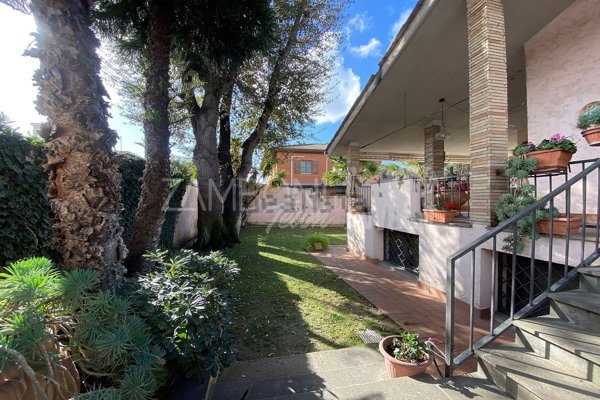 casa indipendente in vendita a Roma in zona Infernetto