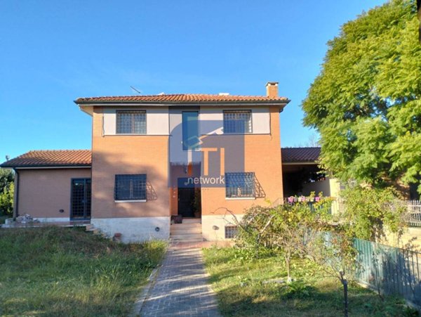 casa indipendente in vendita a Roma
