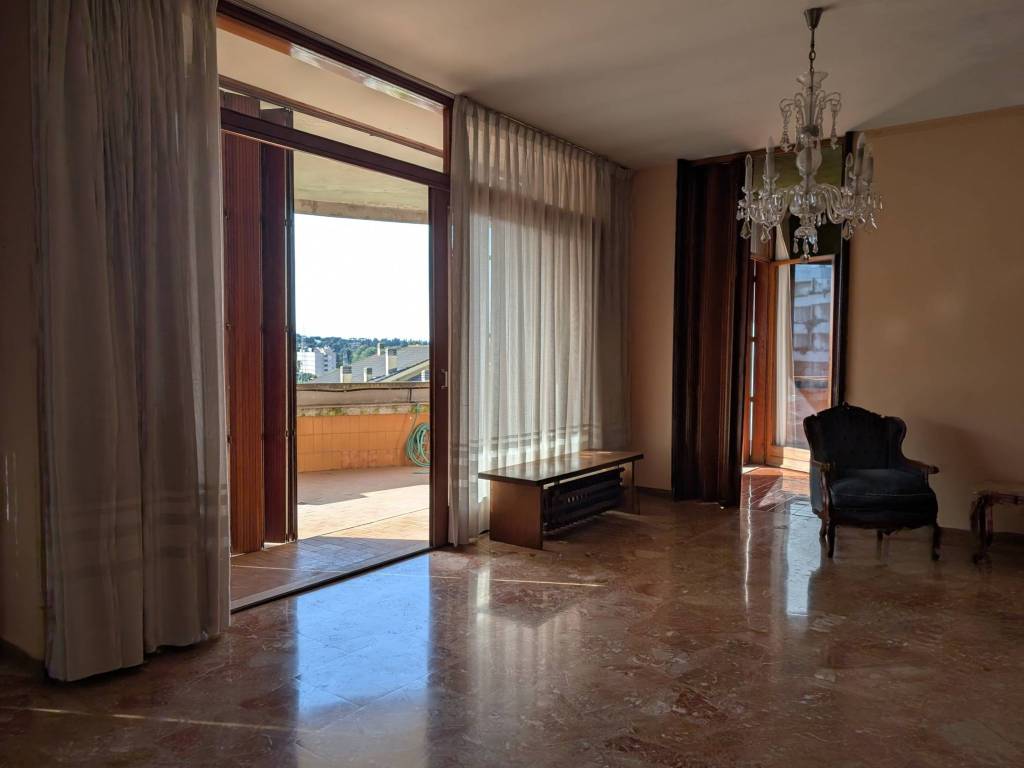 appartamento in vendita a Roma in zona Tomba di Nerone