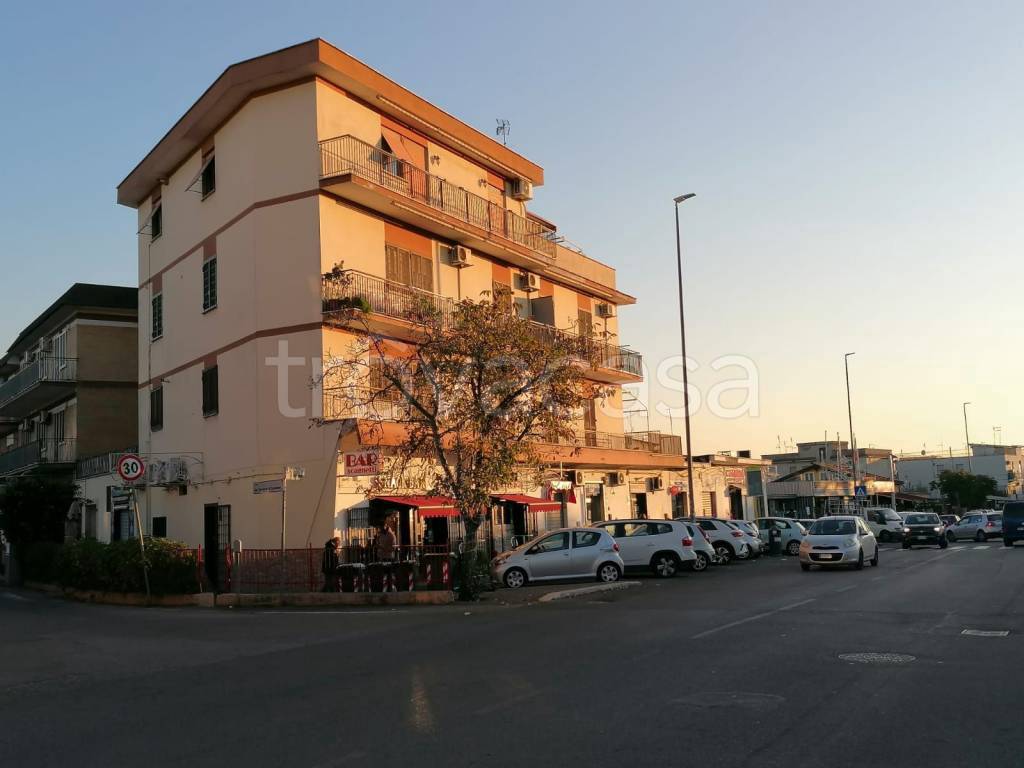 negozio in vendita a Roma in zona Torre Angela