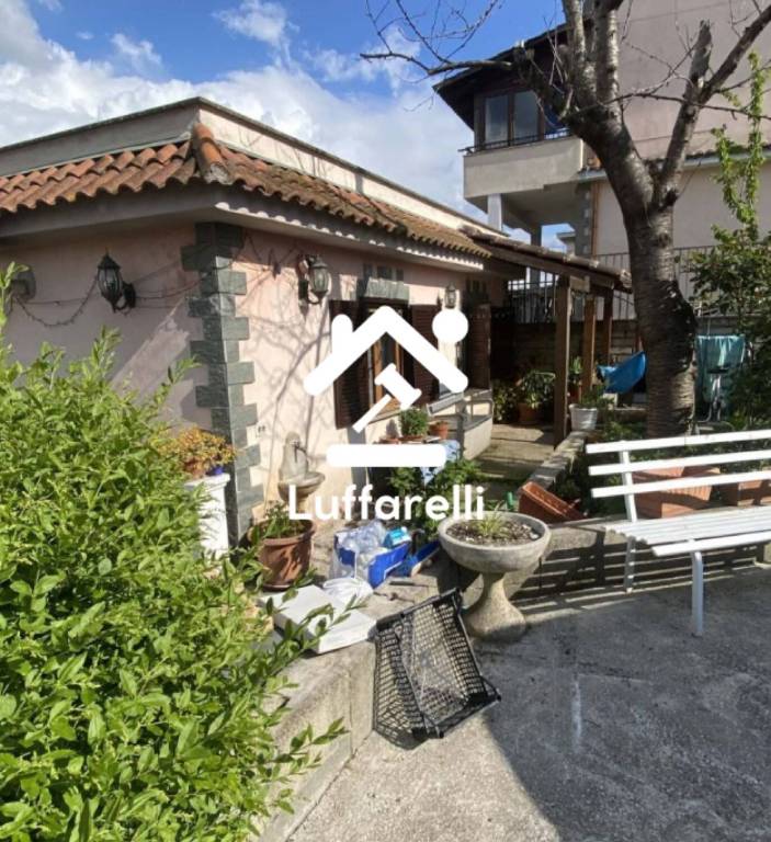 appartamento in vendita a Roma in zona Lago Regillo