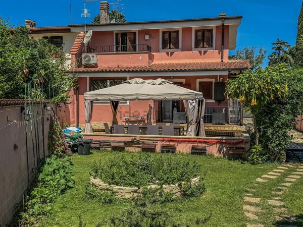 casa indipendente in vendita a Roma in zona Infernetto