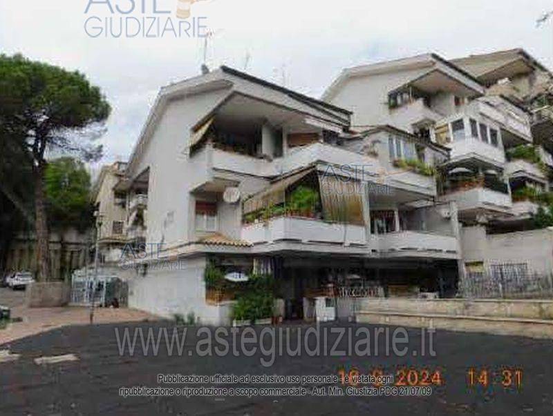 appartamento in vendita a Roma in zona Tomba di Nerone