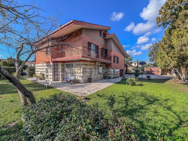 casa indipendente in vendita a Roma in zona Infernetto