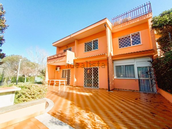 casa indipendente in vendita a Roma in zona Infernetto