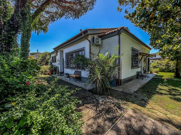casa indipendente in vendita a Roma in zona Infernetto