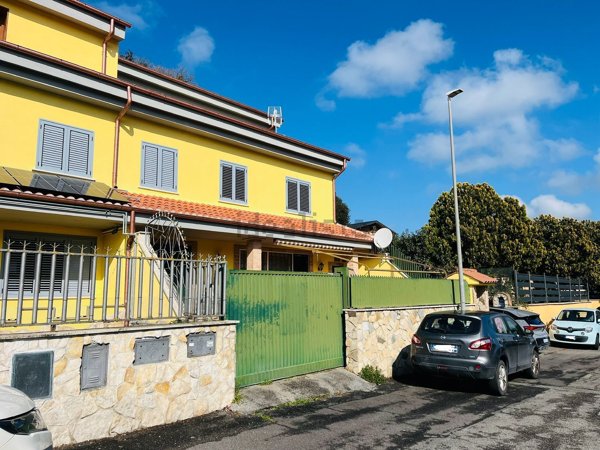casa indipendente in vendita a Roma in zona Valle Santa