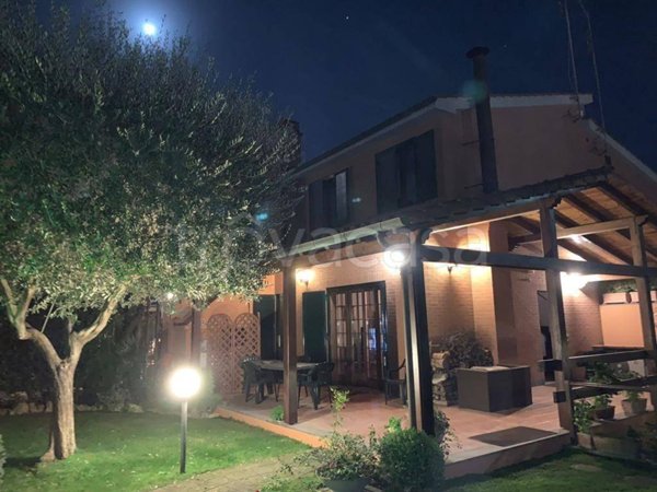 casa indipendente in vendita a Roma in zona Casal Palocco