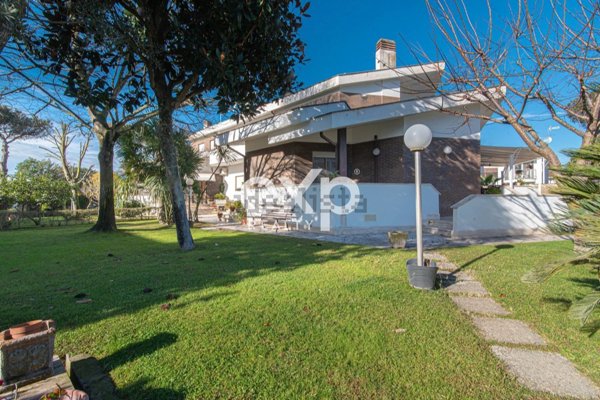casa indipendente in vendita a Roma in zona Infernetto