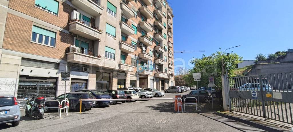 negozio in vendita a Roma in zona Collatino