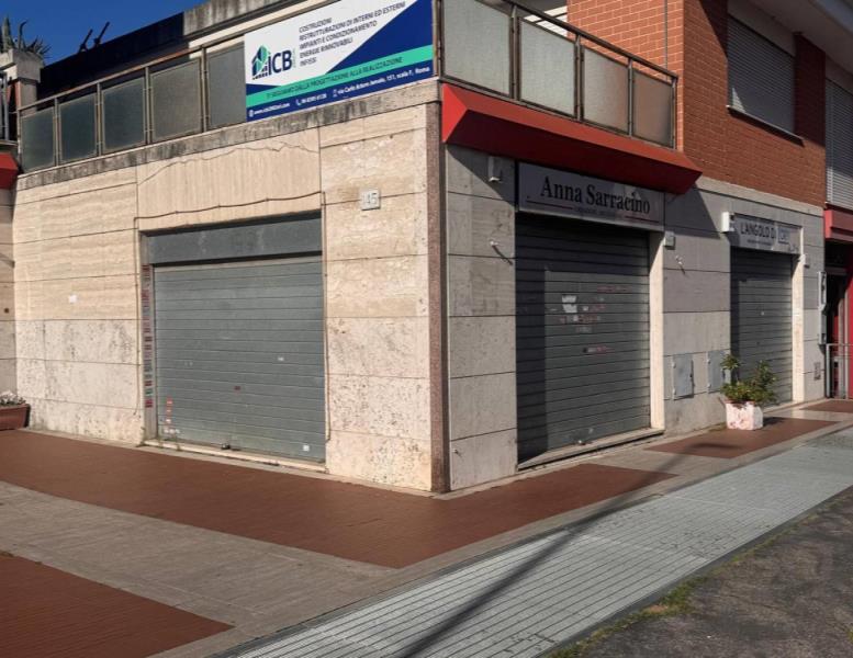 locale commerciale in vendita a Roma in zona San Basilio