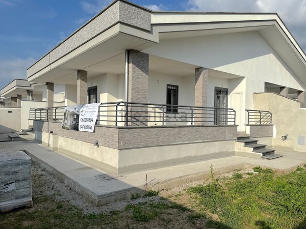 casa indipendente in vendita a Roma in zona Casal Palocco