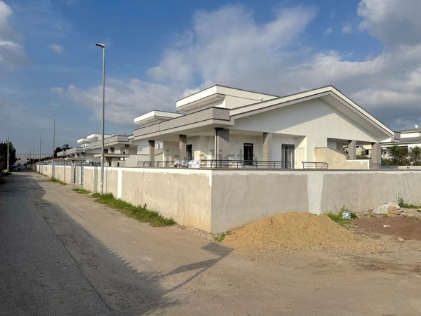 casa indipendente in vendita a Roma in zona Casal Palocco