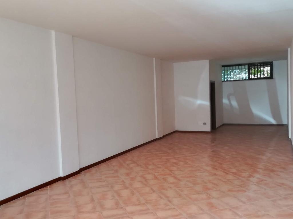locale commerciale in vendita a Roma in zona Acilia