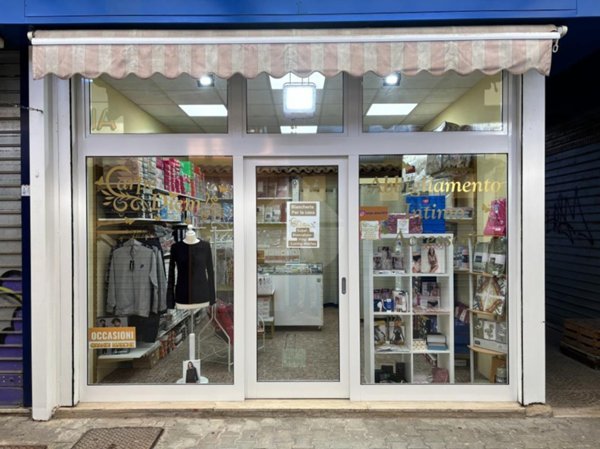 negozio in vendita a Roma in zona Appio Claudio