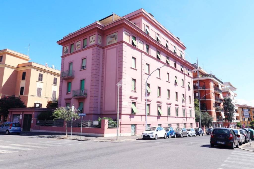 appartamento in vendita a Roma in zona Tuscolano