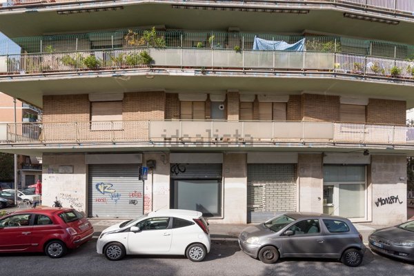 locale commerciale in vendita a Roma in zona Aurelio