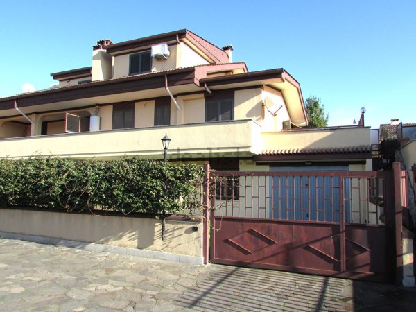 casa indipendente in vendita a Roma in zona Lunghezza