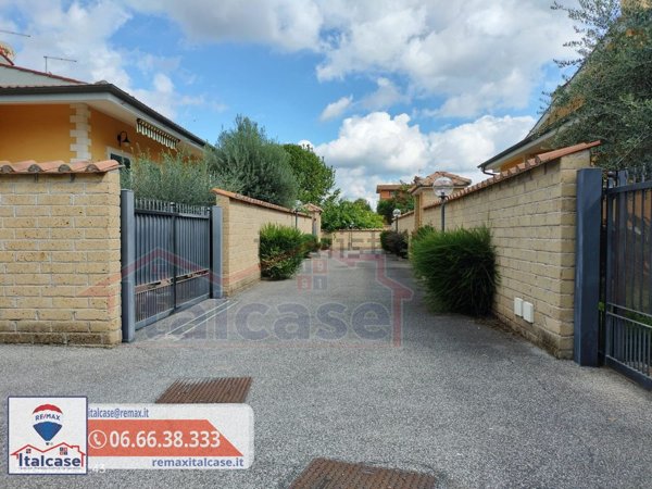 casa indipendente in vendita a Roma in zona Valle Santa
