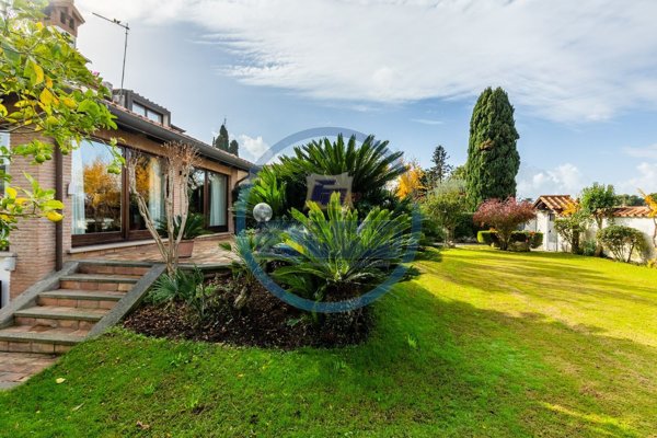 casa indipendente in vendita a Roma in zona Infernetto