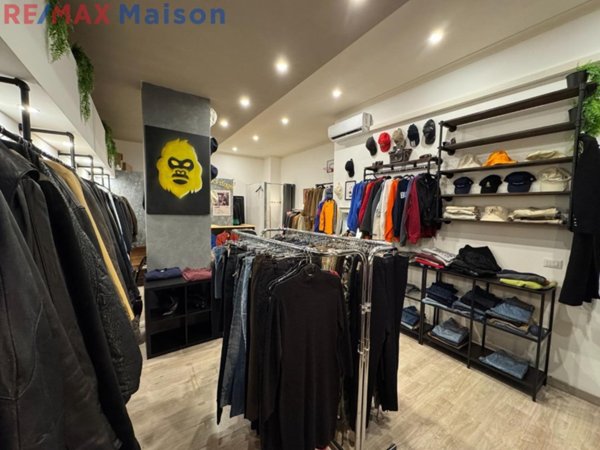 locale commerciale in vendita a Roma in zona Appio Claudio