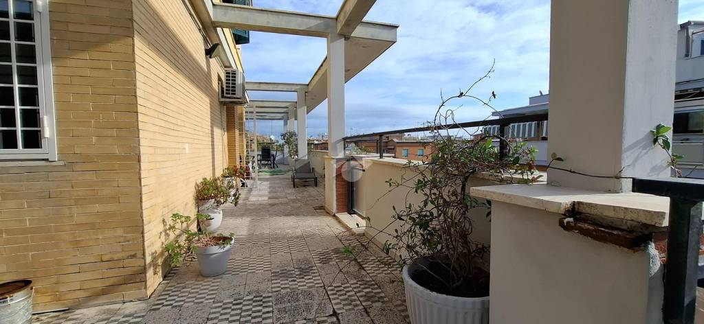 appartamento in vendita a Roma in zona Ostia