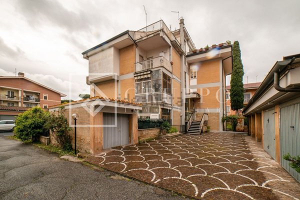 appartamento in vendita a Roma in zona Appio Pignatelli