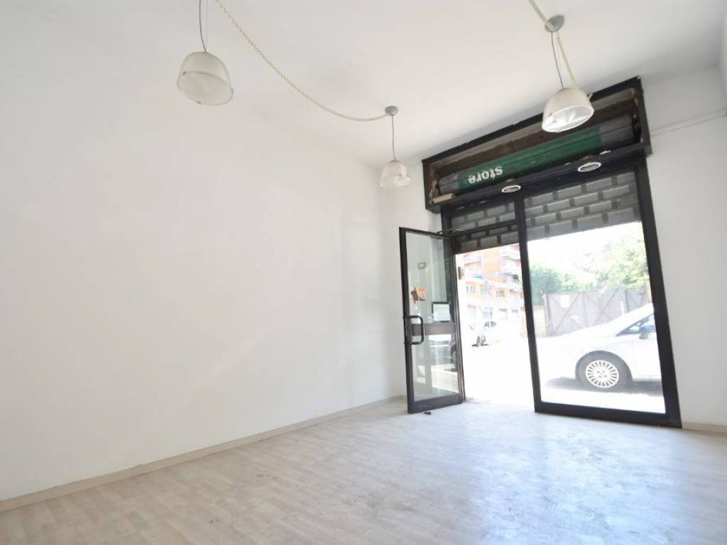 negozio in vendita a Roma in zona Portuense