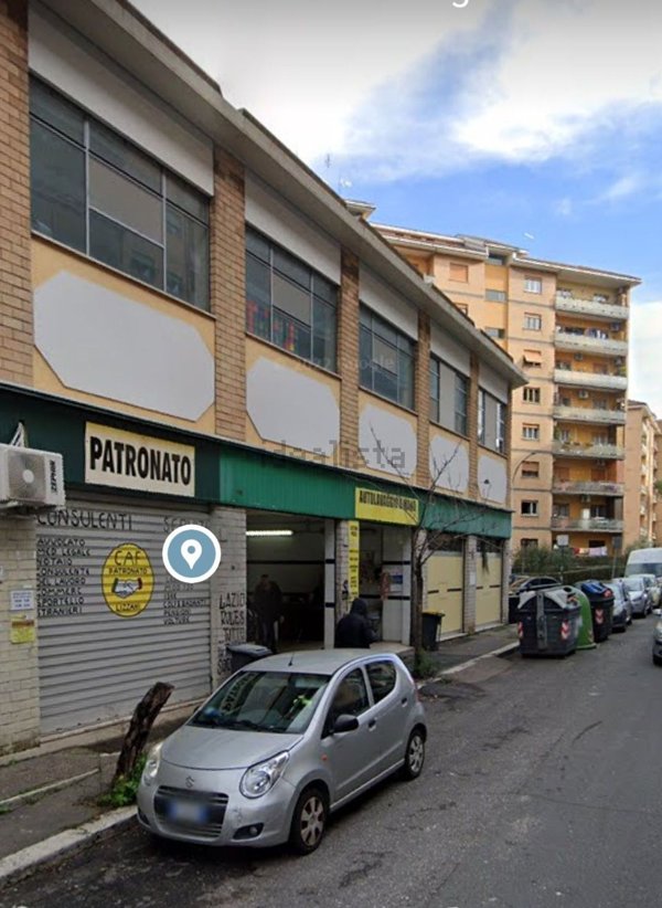 negozio in vendita a Roma in zona Torre Gaia