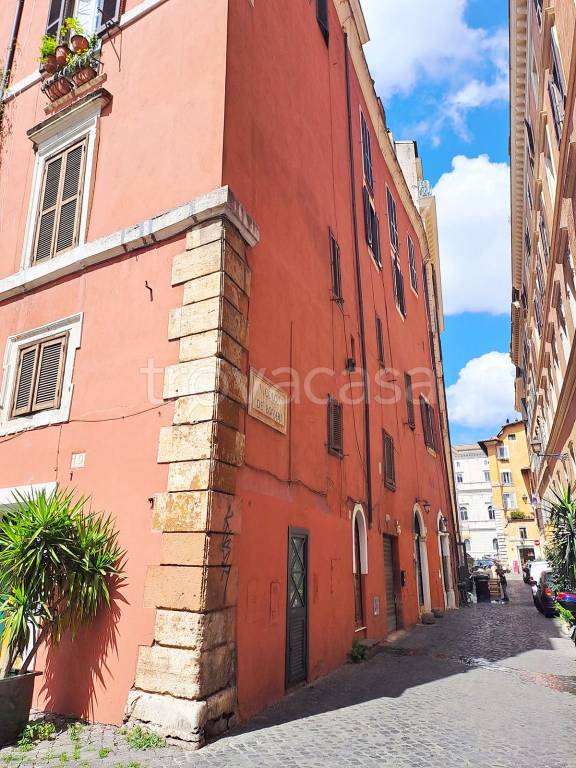 appartamento in vendita a Roma in zona Rione Regola